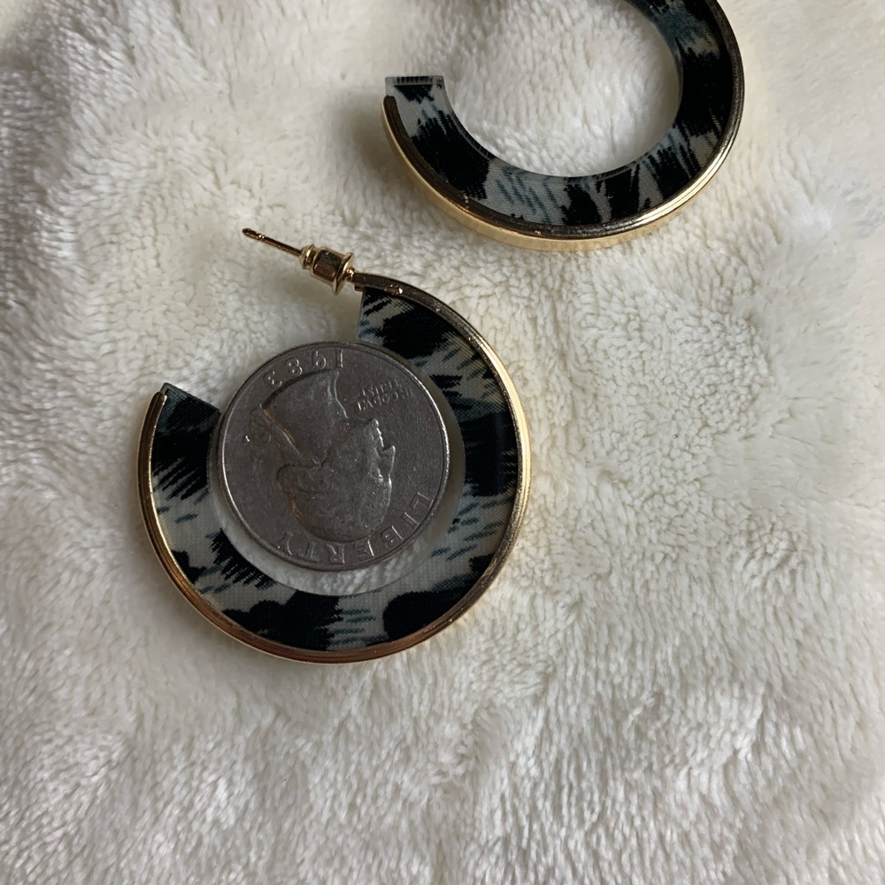 Resin hoop post earrings in gray - Picture 2 of 3